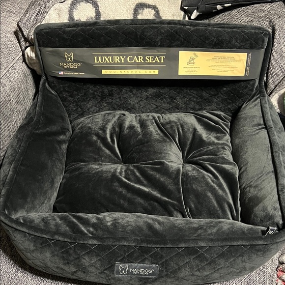 NWT Nandog Quilted Micro-Plush Dog Car Seat Bed, Dark Gray, Medium - Picture 3 of 11